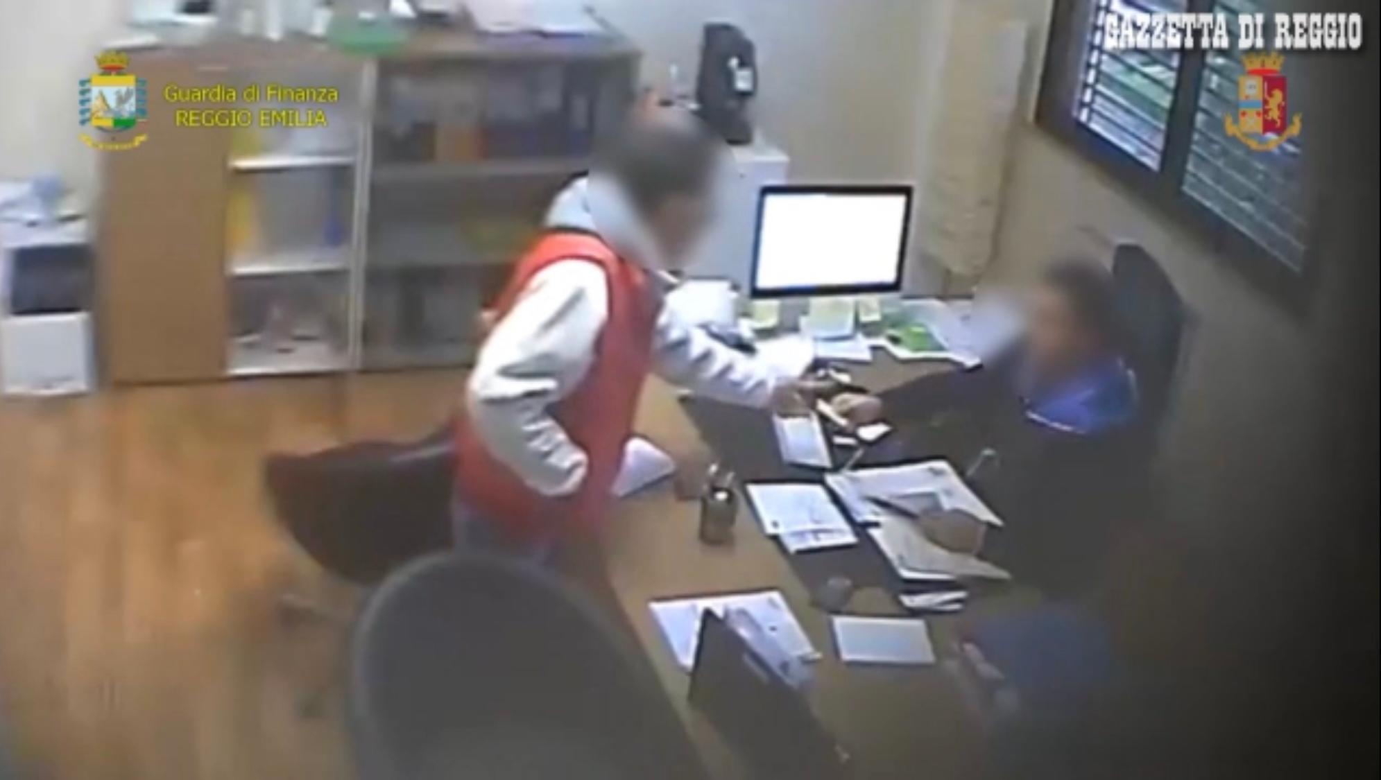 Operazione Billions, nel maxi-giro di fatture false indagato anche un 99enne. Tutti i nomi: c'è anche un morto