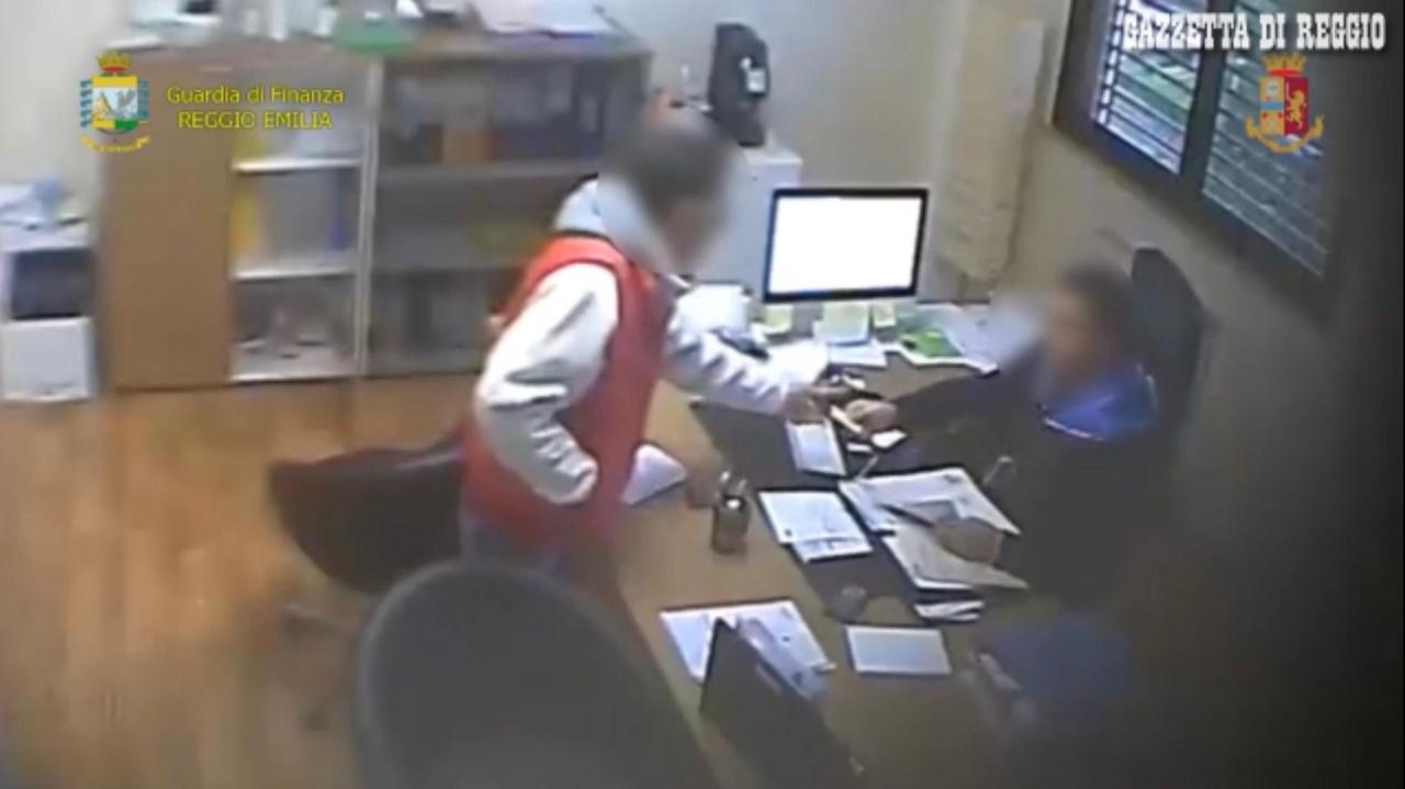 Operazione Billions, nel maxi-giro di fatture false indagato anche un 99enne. Tutti i nomi: c'è anche un morto