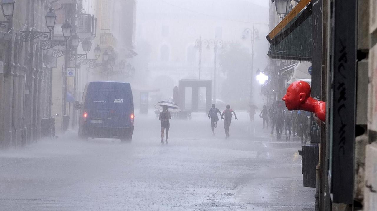 Maltempo, allerta "arancione" in Toscana. Brusco calo termico. Scuole chiuse a Livorno, Cecina e Orbetello