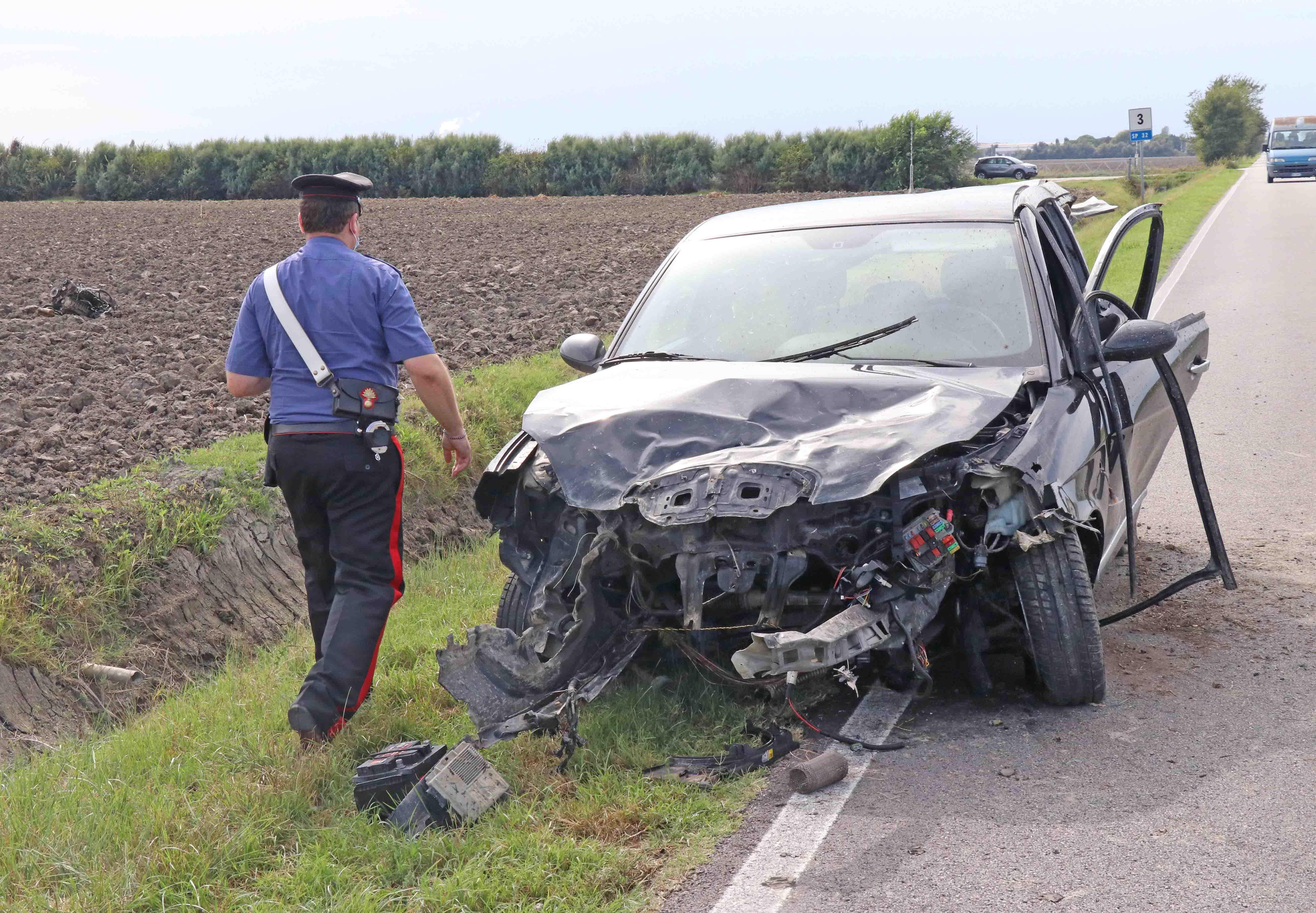 Corte Centrale. Vola fuori strada con l'auto, giovane portato a Cona in codice rosso
