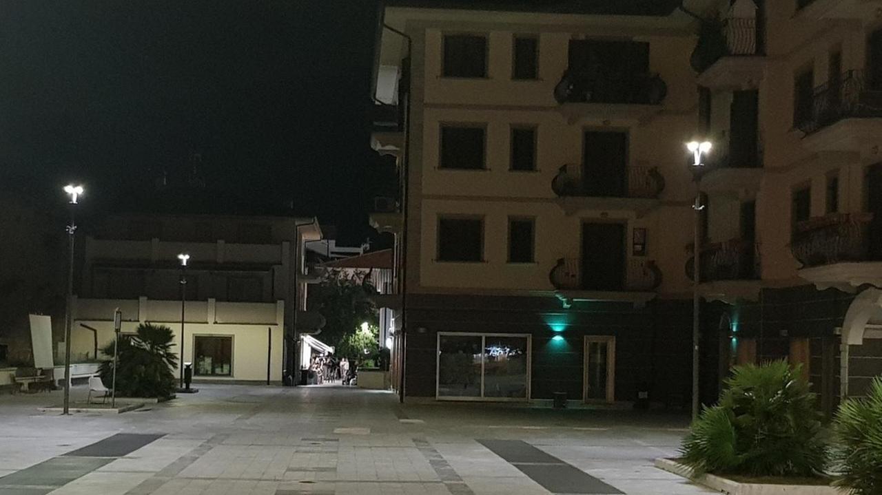Giro di vite a Querceta contro i ragazzini che danneggiano le piazze