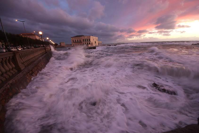 Una mareggiata a Livorno (foto d'archivio)