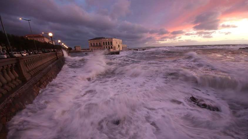 Una mareggiata a Livorno (foto d'archivio)
