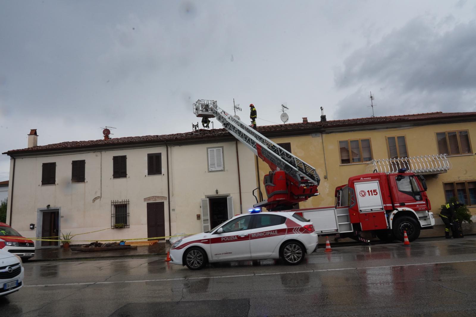 Vigili del fuoco al lavoro sull'edificio interessato dal crollo del tetto (Foto Franco Silvi)