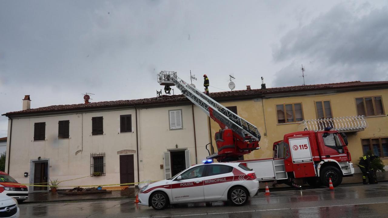 Vigili del fuoco al lavoro sull'edificio interessato dal crollo del tetto (Foto Franco Silvi)