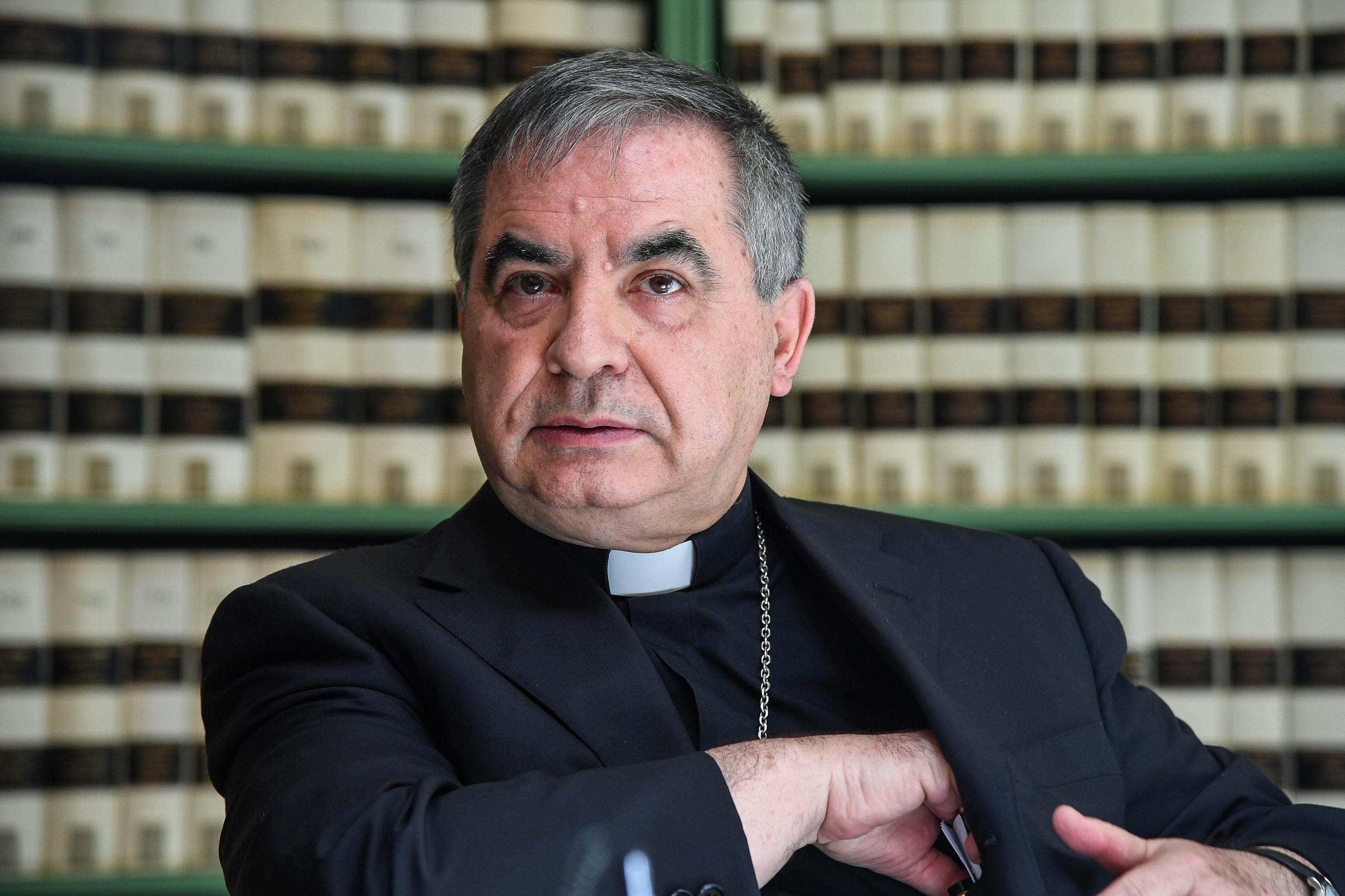 Vaticano, il cardinale Giovanni Angelo Becciu si dimette: decisione choc di Bergoglio