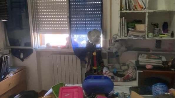Una delle camere da letto messe a soqquadro