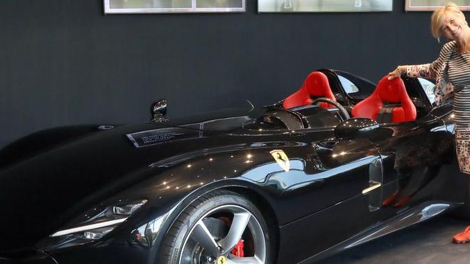 La Ferrari in rosa. «Se parli di soldi gli uomini capiscono: così io combatto il gap salariale»