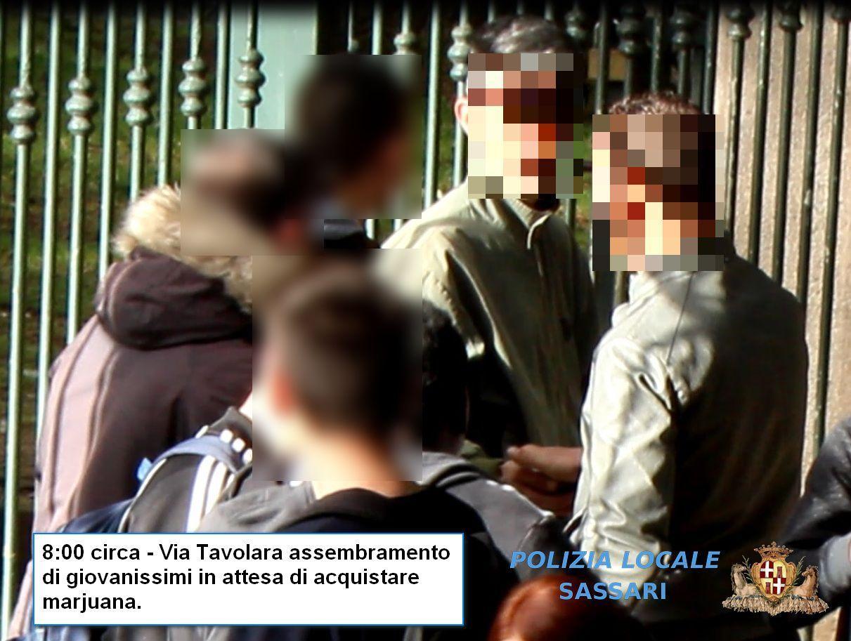 Sassari, spacciavano droga ai ragazzini davanti alle scuole: la Procura chiede 10 anni