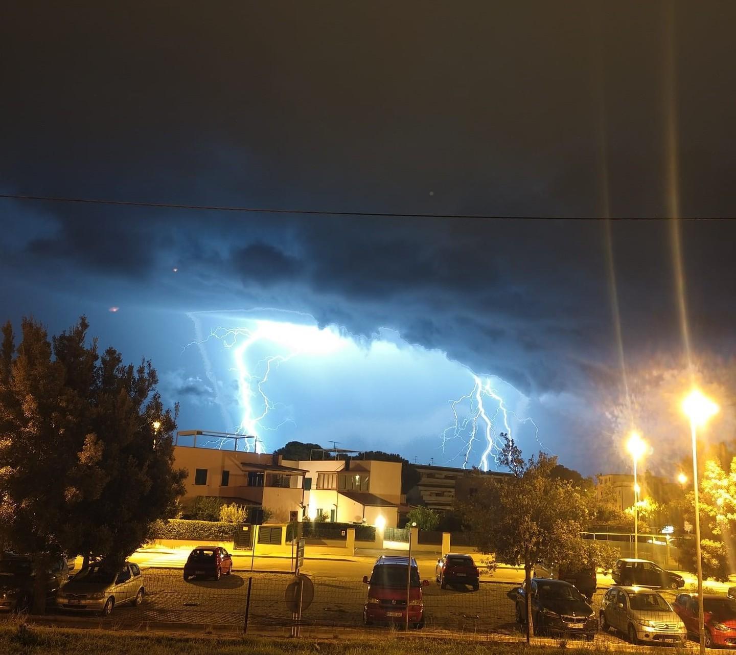 Una pioggia di fulmini ha aperto una settimana di temperature in calo