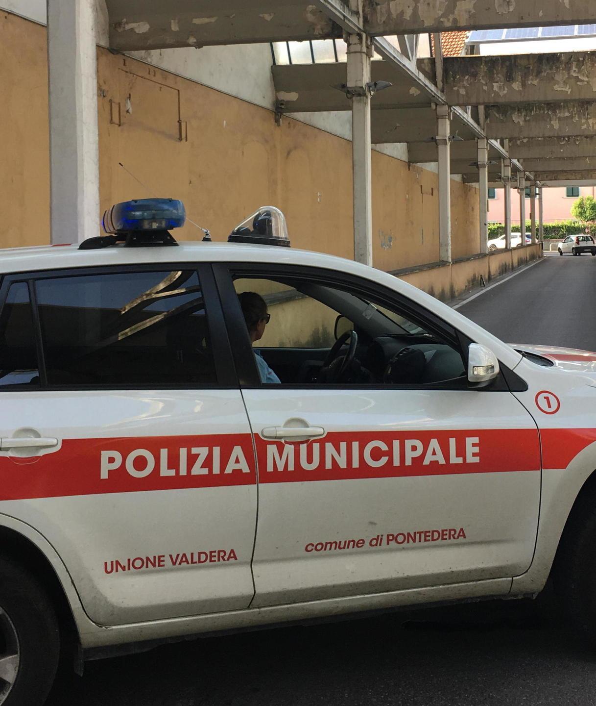 Sputa in faccia agli agenti arrivati per calmarlo
