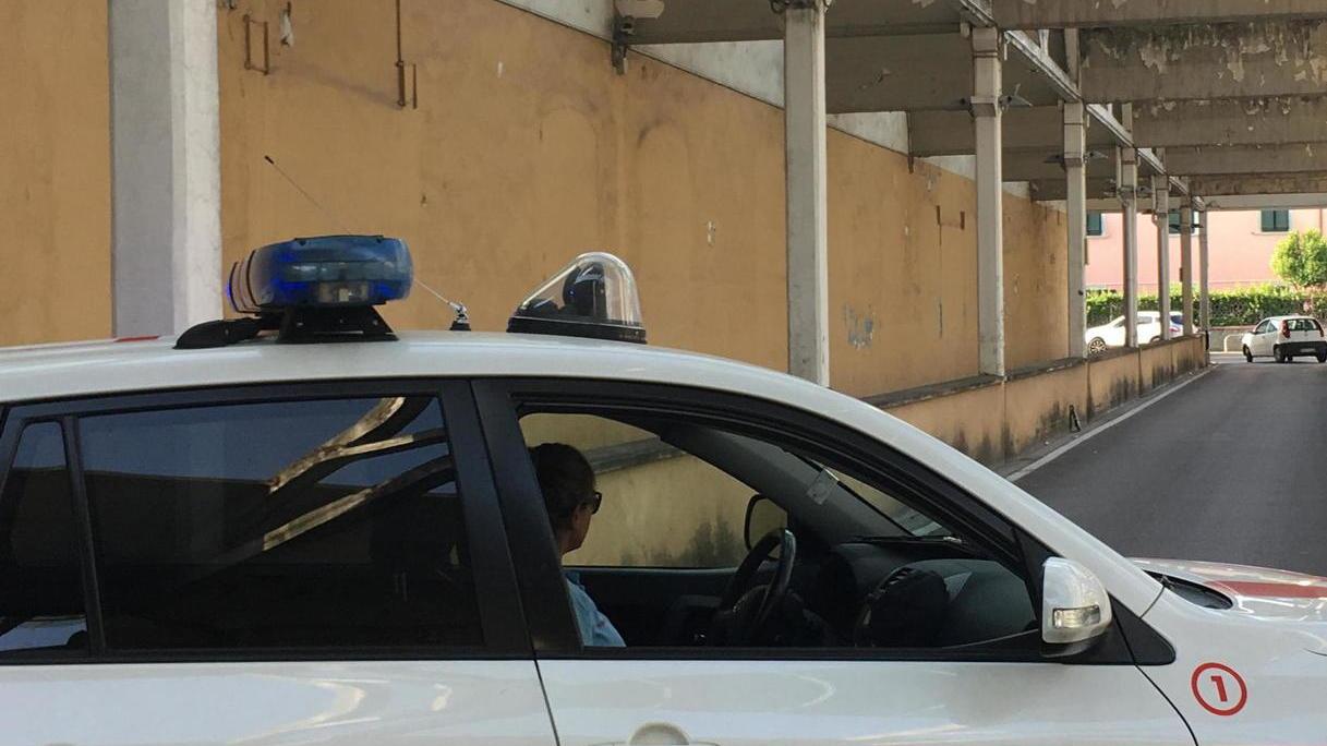 Sputa in faccia agli agenti arrivati per calmarlo