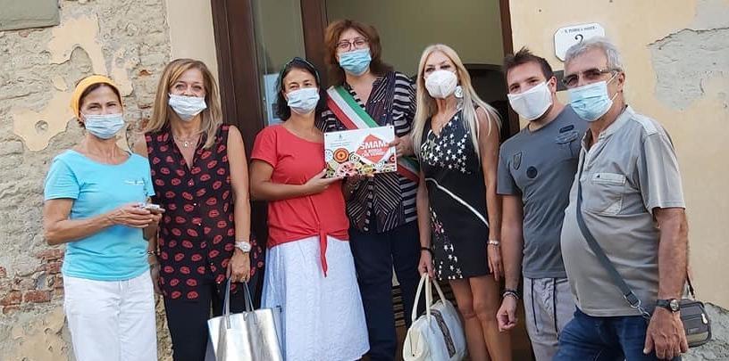 Serenella e Virginia alla conquista del borgo col gelato 