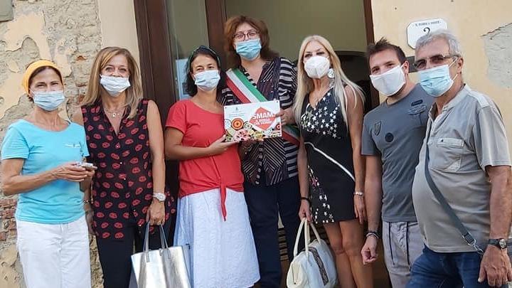 Serenella e Virginia alla conquista del borgo col gelato