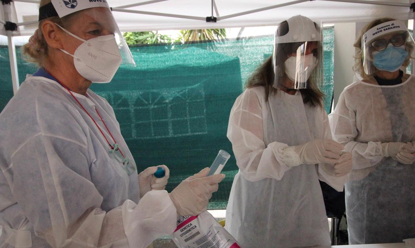 I cinesi tra mascherine e termoscanner «Ci pensino le scuole»