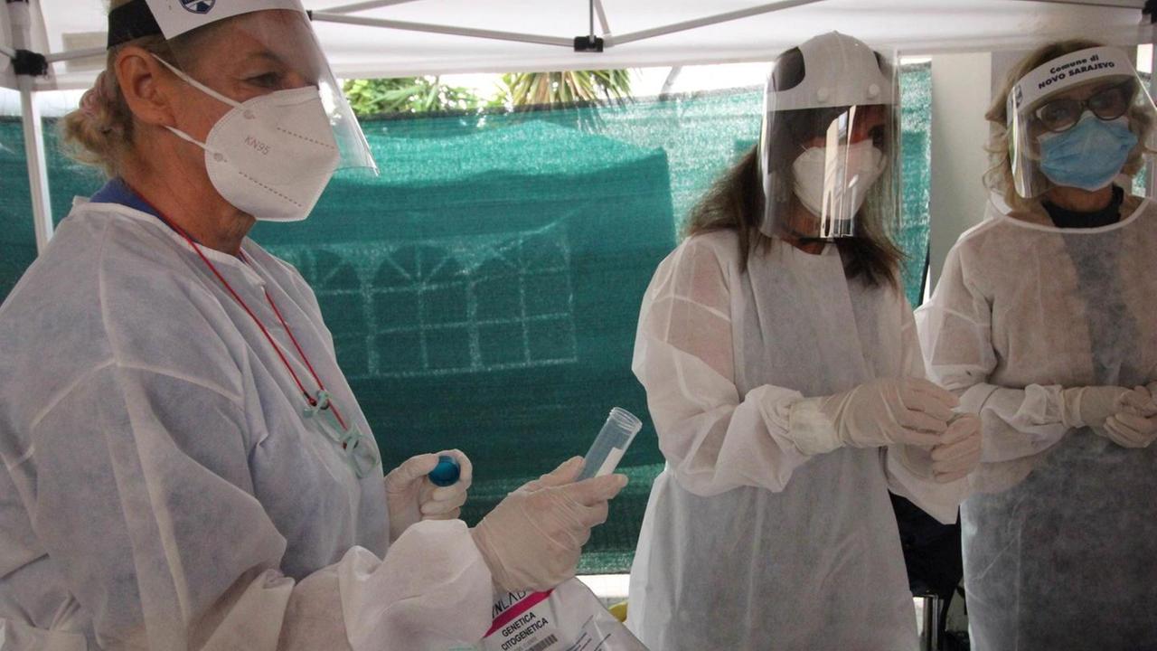 I cinesi tra mascherine e termoscanner «Ci pensino le scuole»