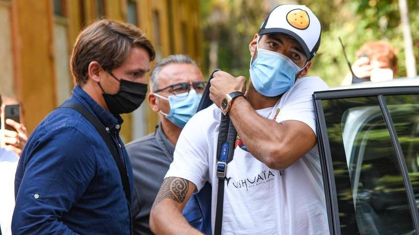 «A Suarez il passaporto in due settimane, a tutti gli altri in quattordici anni»