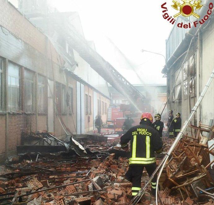 Rogo devasta il magazzino, crolla anche il tetto 
