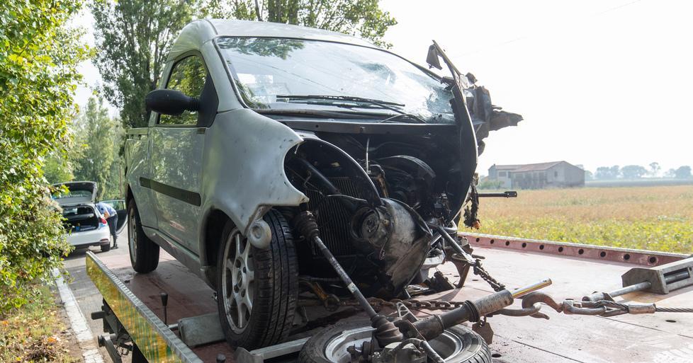 Esce di strada con la minicar