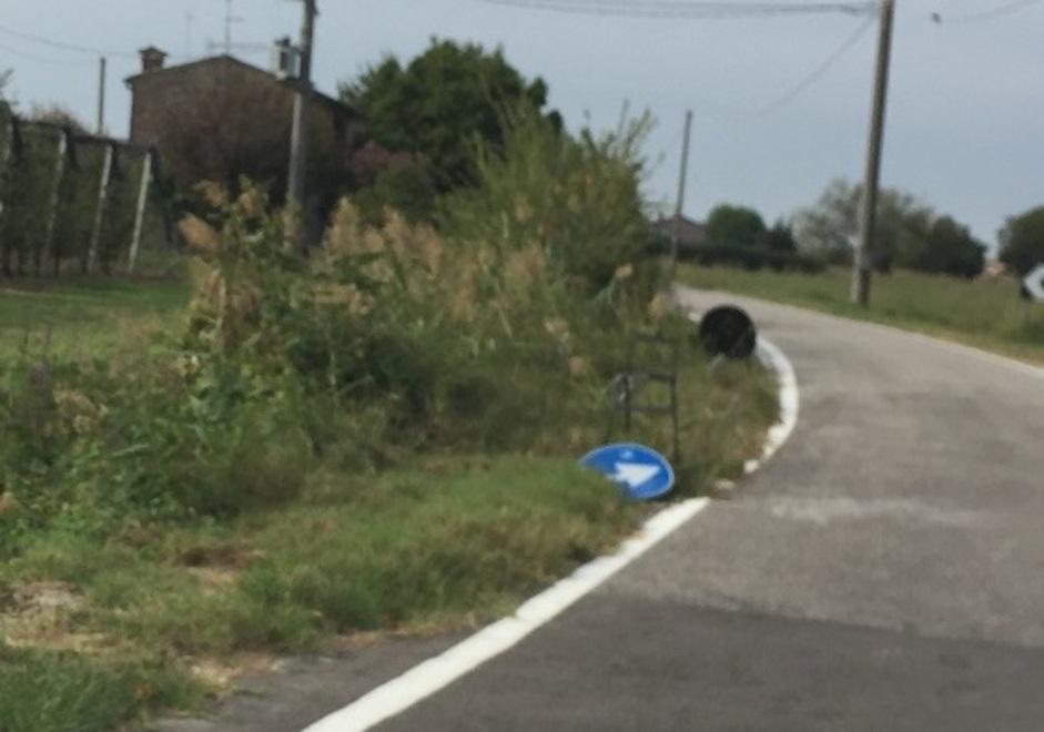 Disagi per la buca in curva
