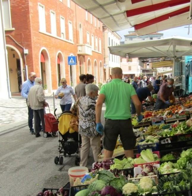 Poggio Renatico cambia Soddisfazioni e dubbi per la prima volta del mercato rinnovato 