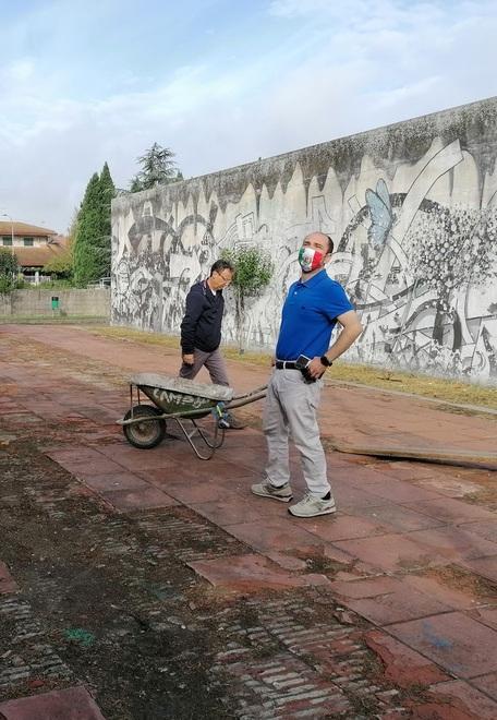 Vandalismo nel parco su anfiteatro e murale 