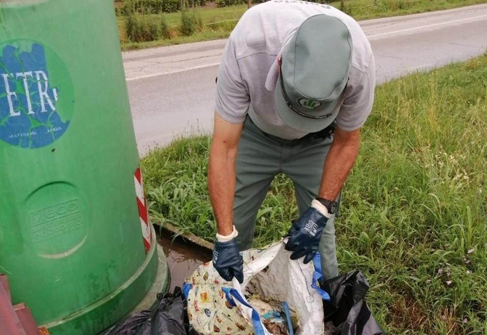 Abbandona rifiuti Segnalato e multato 
