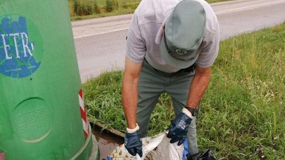 Abbandona rifiuti Segnalato e multato