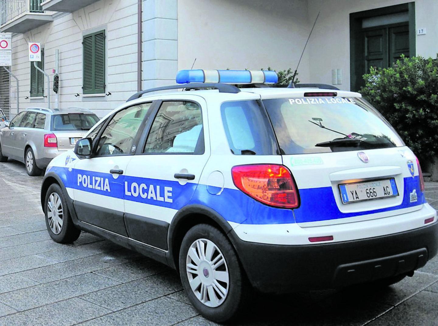 C’è un positivo, polizia locale a casa 