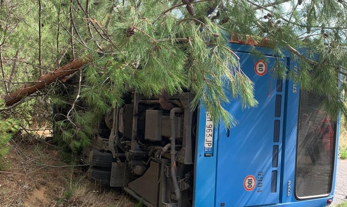 Pullman senza passeggeri si ribalta