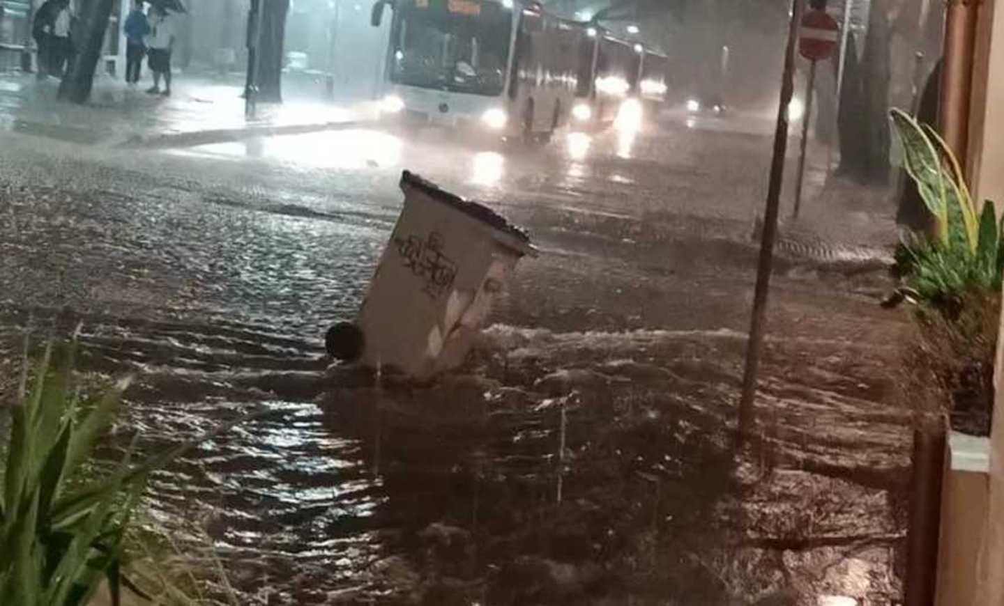 Un fiume d’acqua, bar e locali allagati