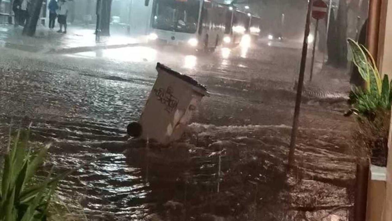 Un fiume d’acqua, bar e locali allagati