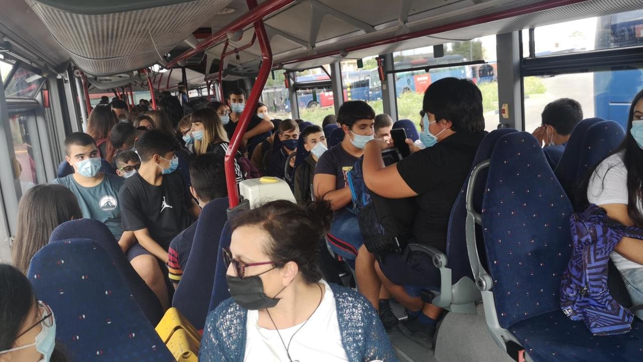 Caos trasporti in Sardegna, pullman pieni e studenti a terra 