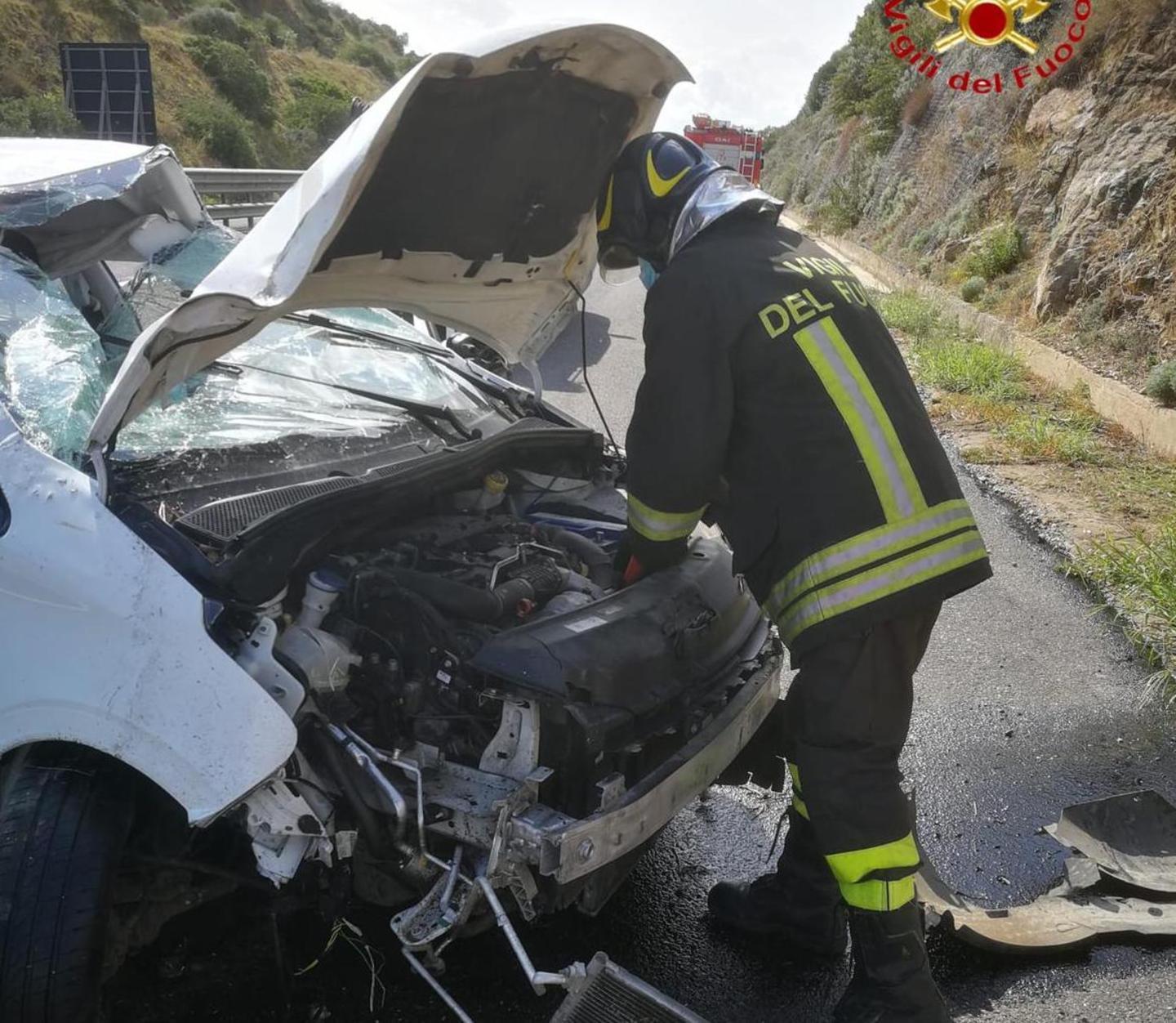 Due incidenti nella 131 dcn, auto contro il guardrail