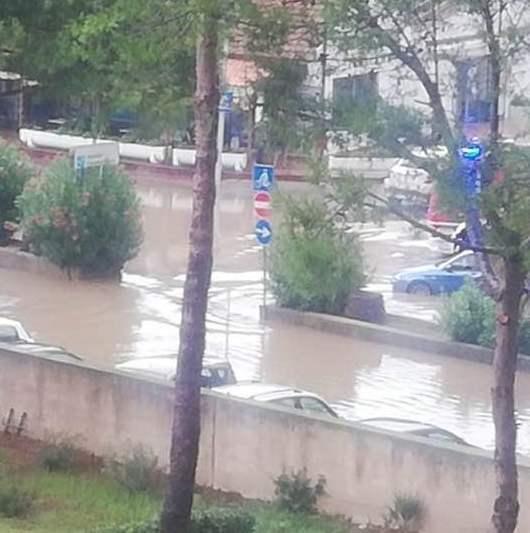 Pioggia e vento, città in ginocchio 