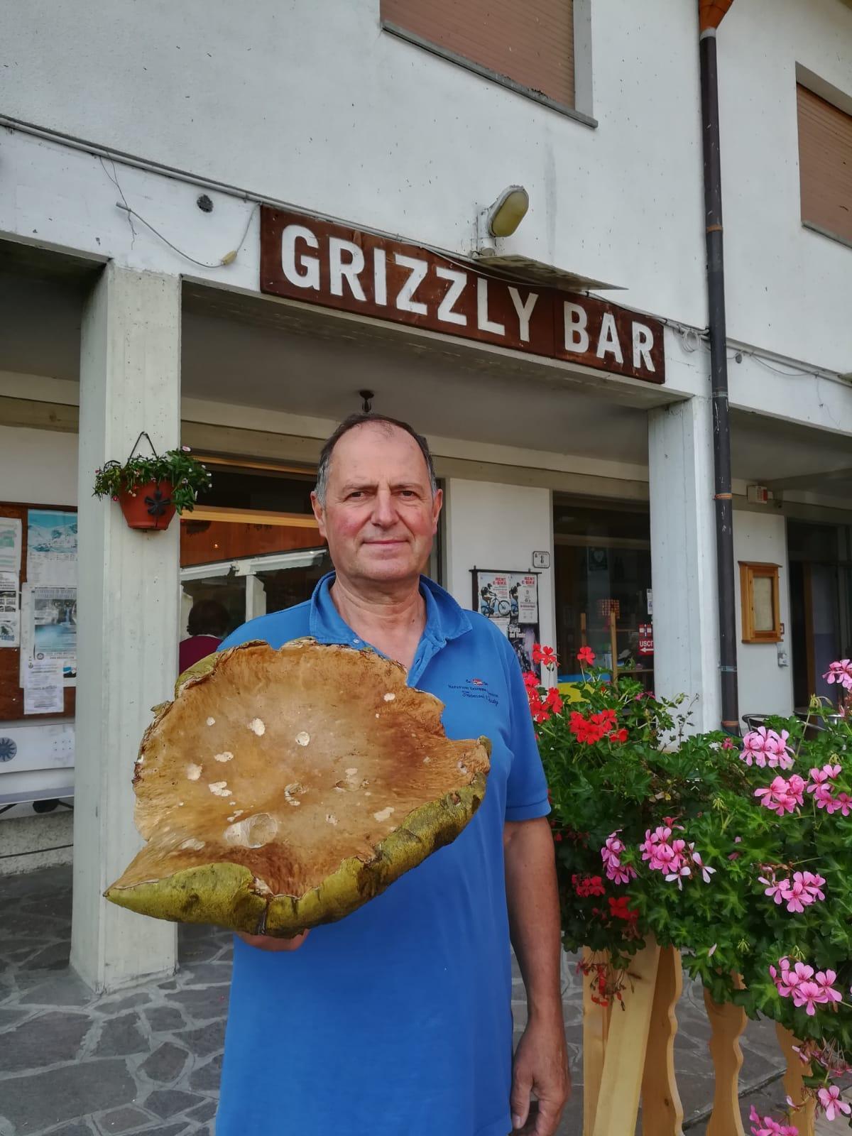 Lama Mocogno. Un super porcino trovato nel bosco mentre passeggia 