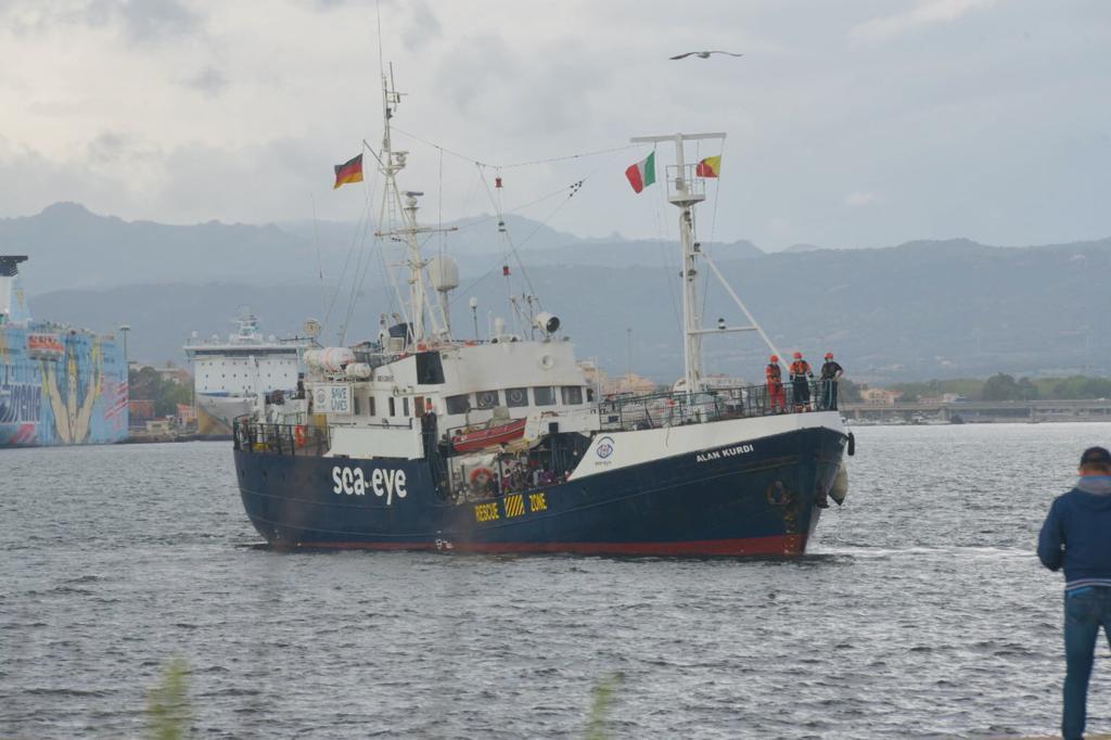 Olbia, iniziato lo sbarco dei migranti dalla Alan Kurdi