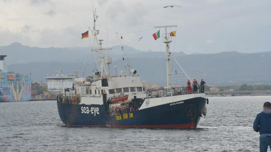 Olbia, iniziato lo sbarco dei migranti dalla Alan Kurdi