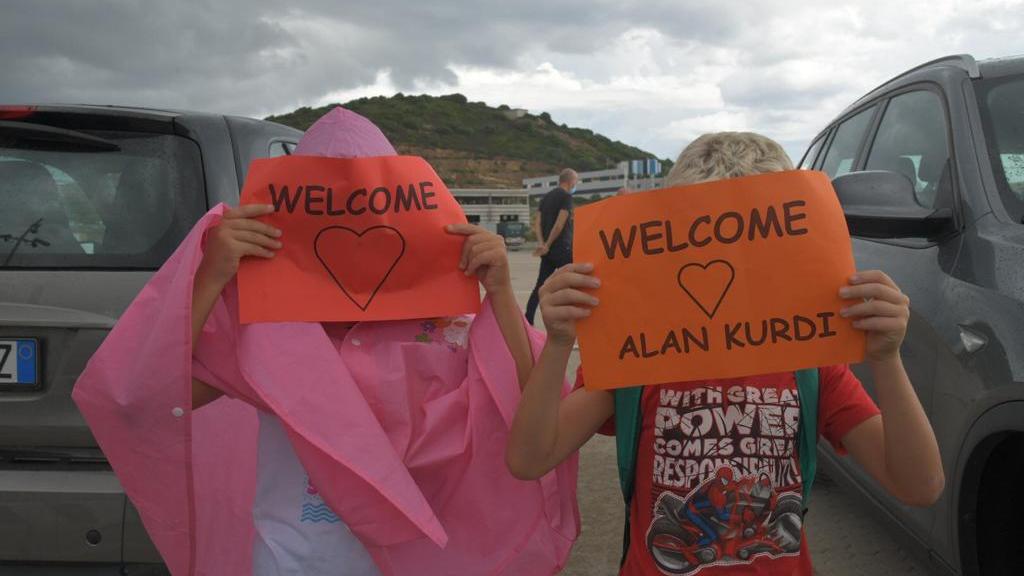 Olbia, sbarco dei migranti dalla Alan Kurdi tra proteste e solidarietà 