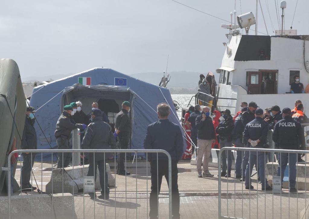 Le operazioni di sbarco dei migranti a bordo dell'Alan Kurdi nel porto di Olbia