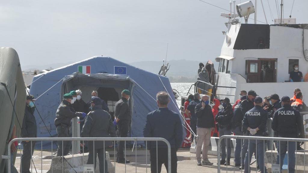 Le operazioni di sbarco dei migranti a bordo dell'Alan Kurdi nel porto di Olbia