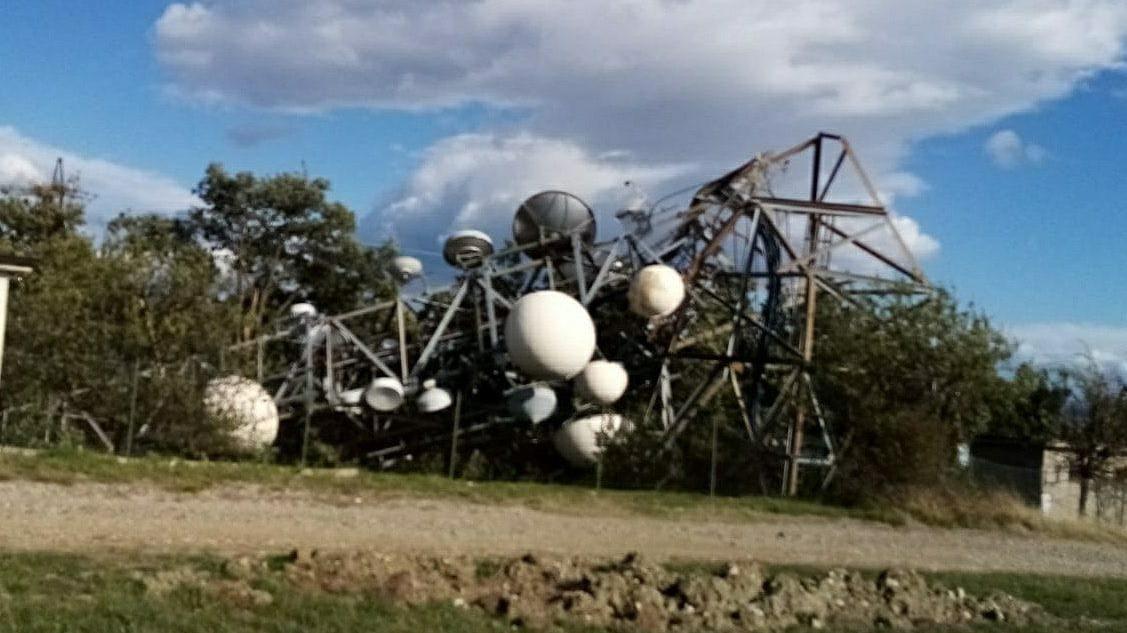 Il ripetitore caduto sul Monte Evangelo per le raffiche di vento (Scandiano)
