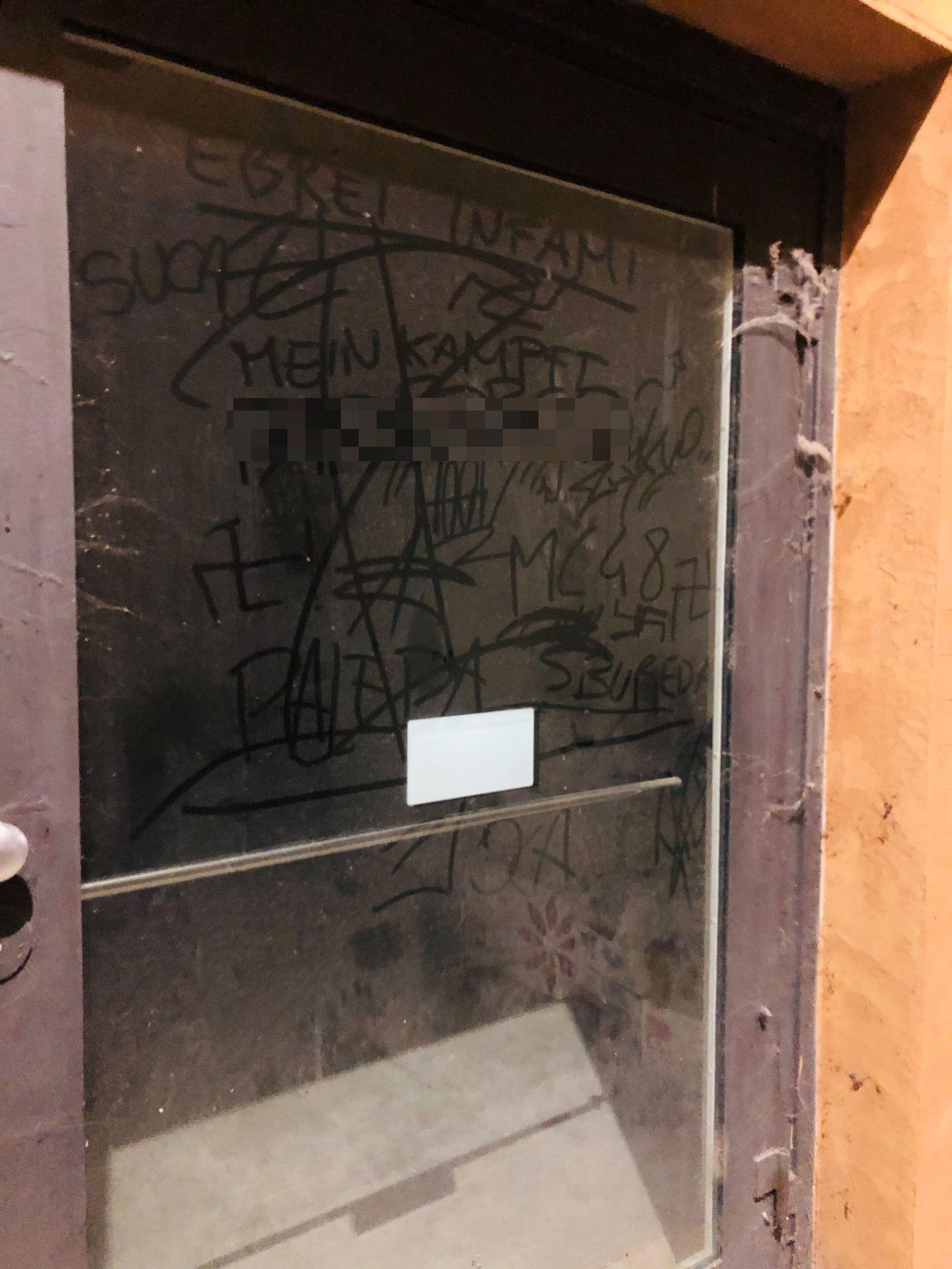 La scritta “Ebrei infami” e tante svastiche. Disegni della vergogna in centro a Reggio 