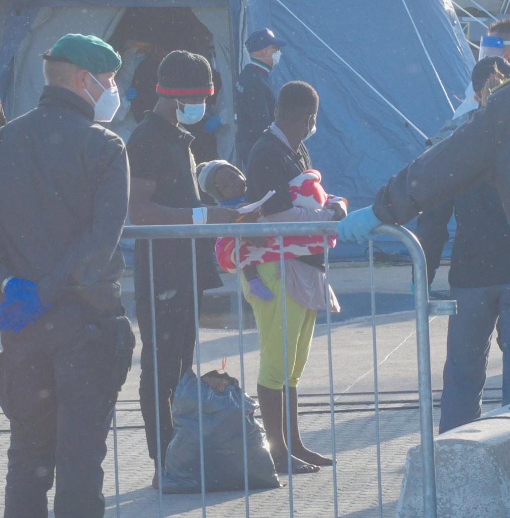 La prima famiglia sbarcata a Olbia dalla Alan Kurdi
