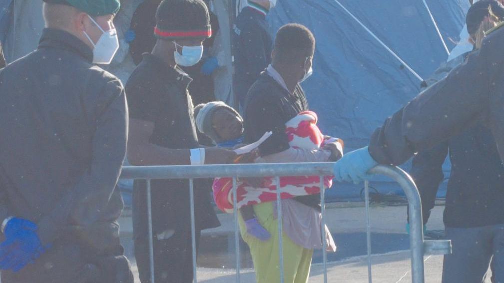 La prima famiglia sbarcata a Olbia dalla Alan Kurdi