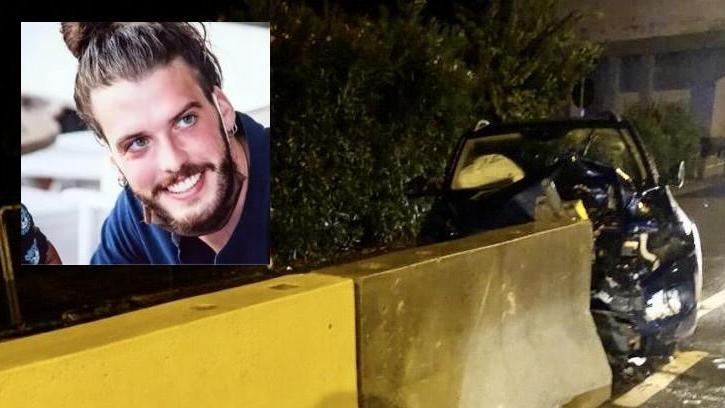Festeggia i trent’anni a mezzanotte, dopo tre ore si schianta in auto e muore
