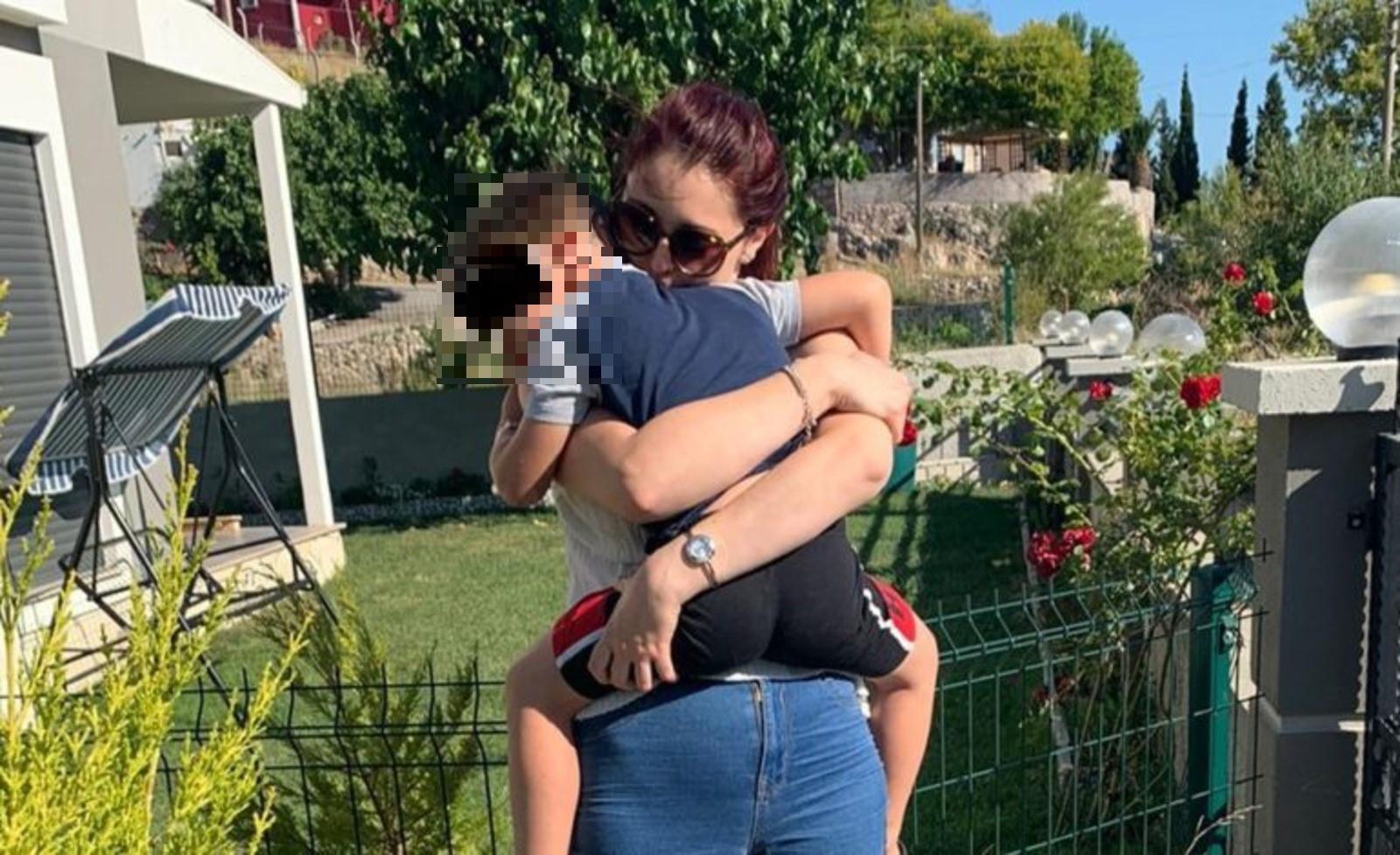 Ilaria quando ha riabbracciato il piccolo Leonardo in Turchia a luglio