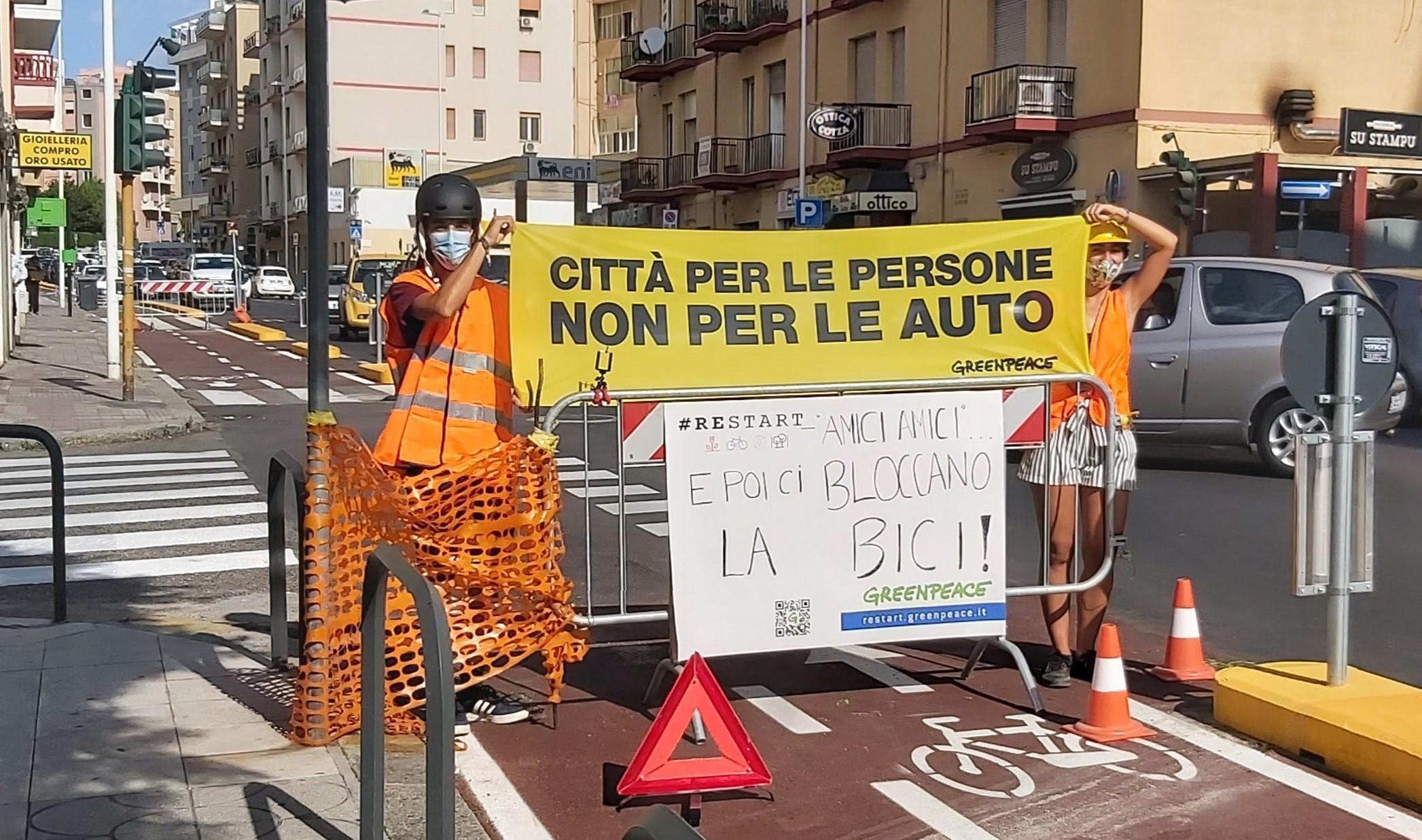 La manifestazione di Greenpeace a Cagliari