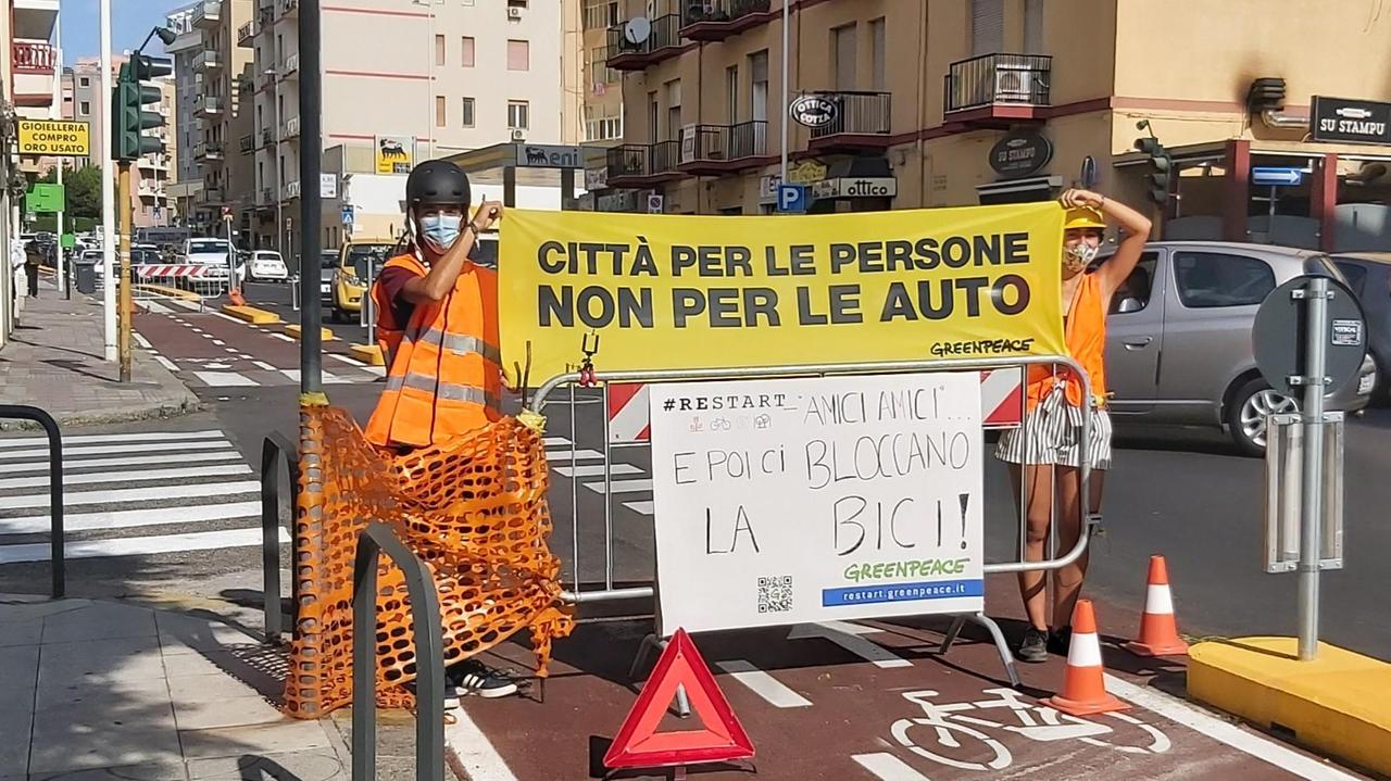La manifestazione di Greenpeace a Cagliari