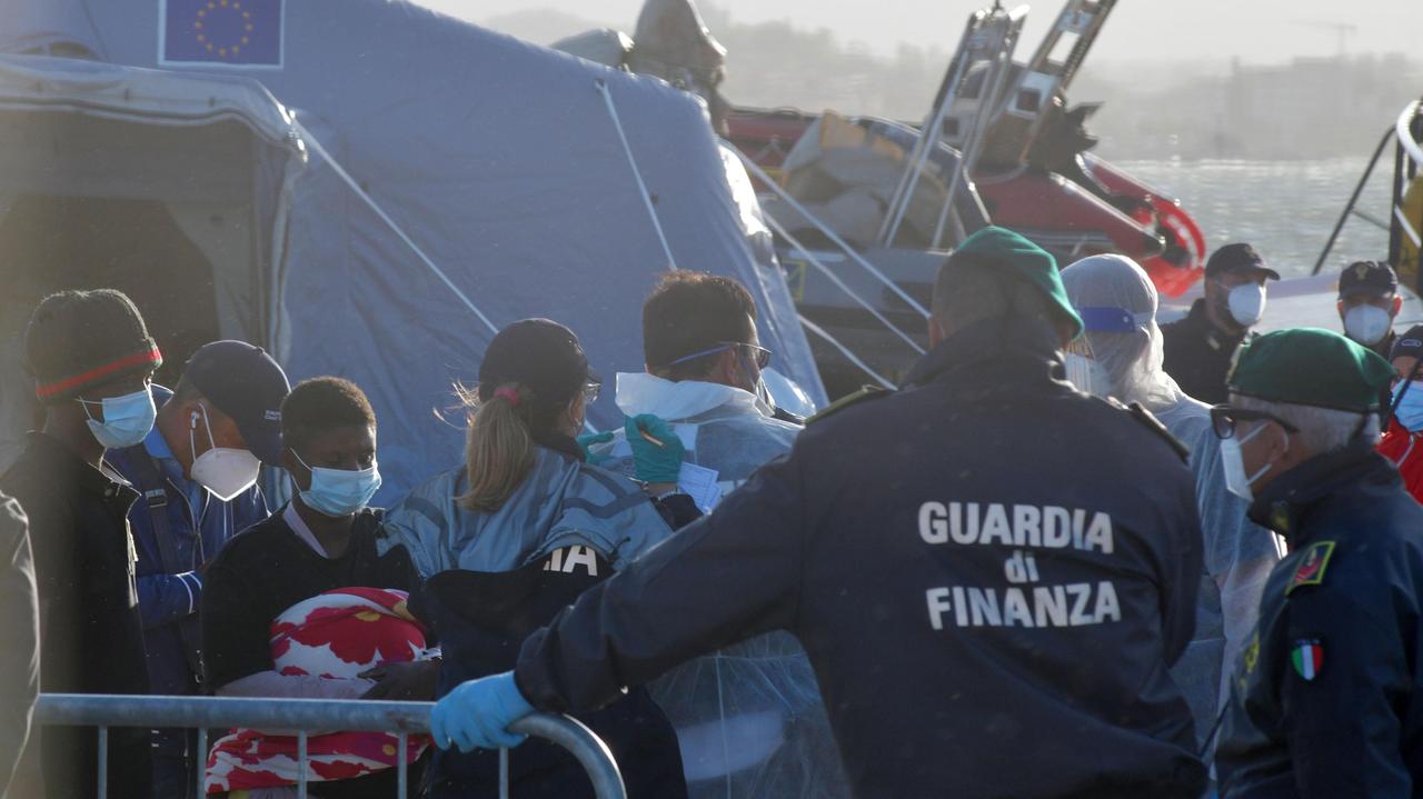 Lo sbarco a Olbia dei migranti della Alan Kurdi (foto Giovanna Sanna)